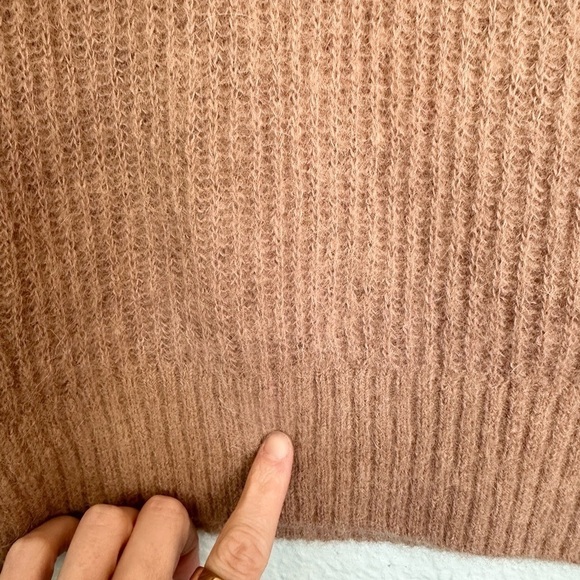 Everlane | the Alpaca Crew Sweater FLAW - Picture 9 of 11